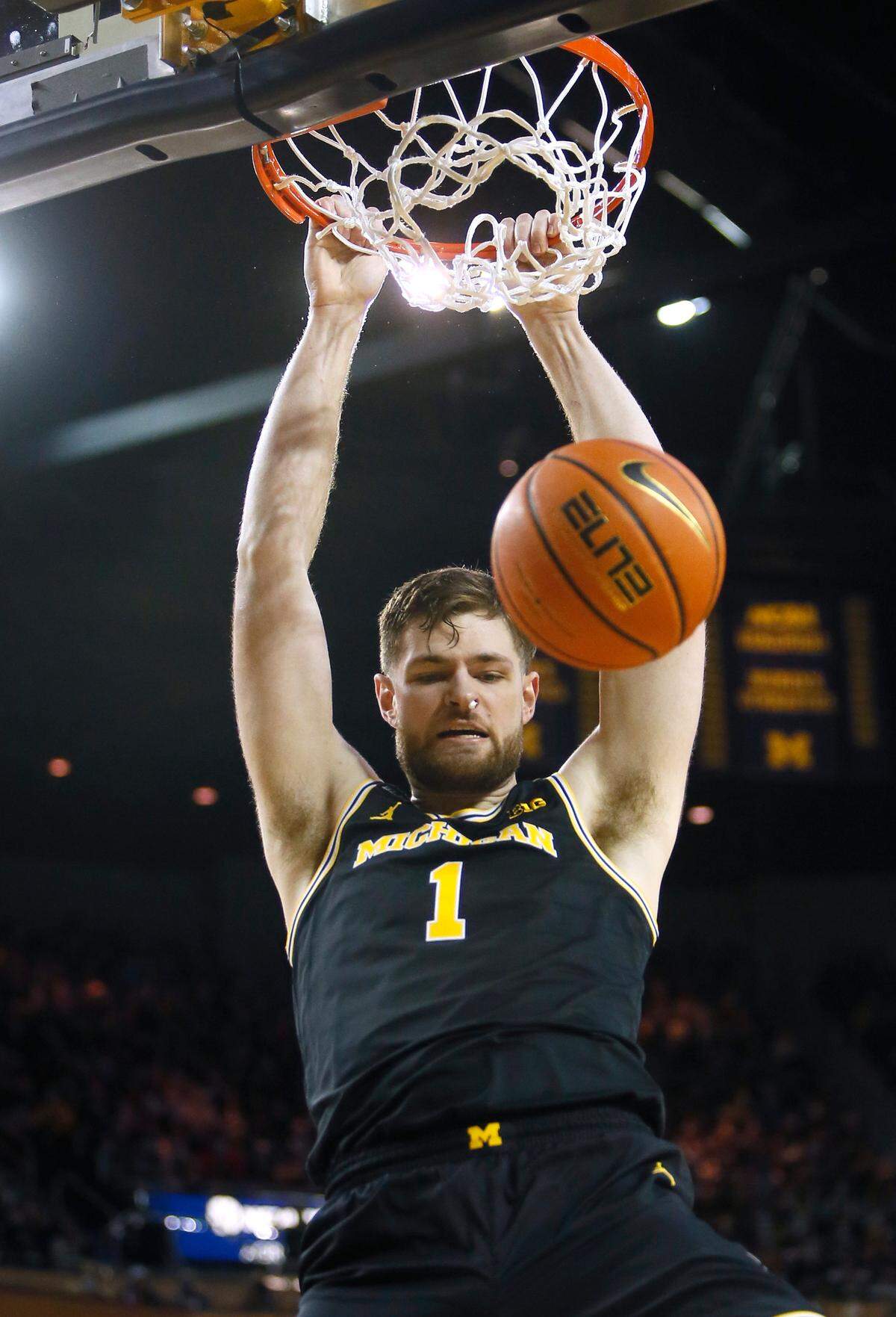 Michigan center Hunter Dickinson was set to visit Kentucky from Sunday through Tuesday.
