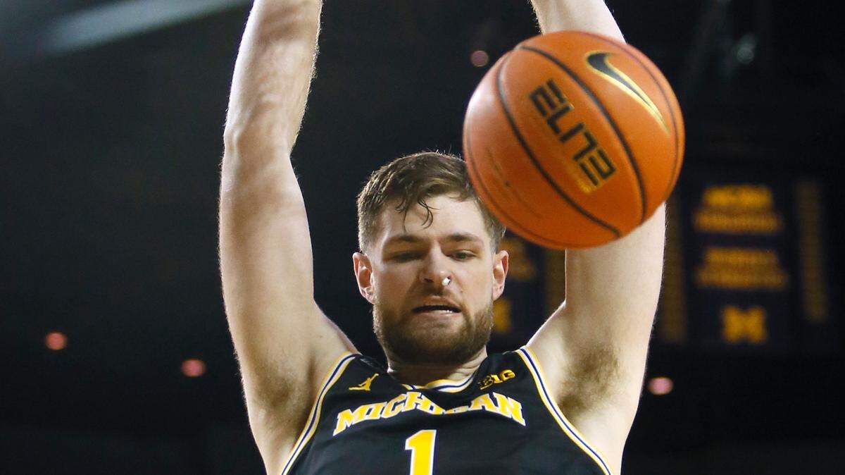 Michigan center Hunter Dickinson is considering joining the Kentucky men’s basketball program as a transfer.
