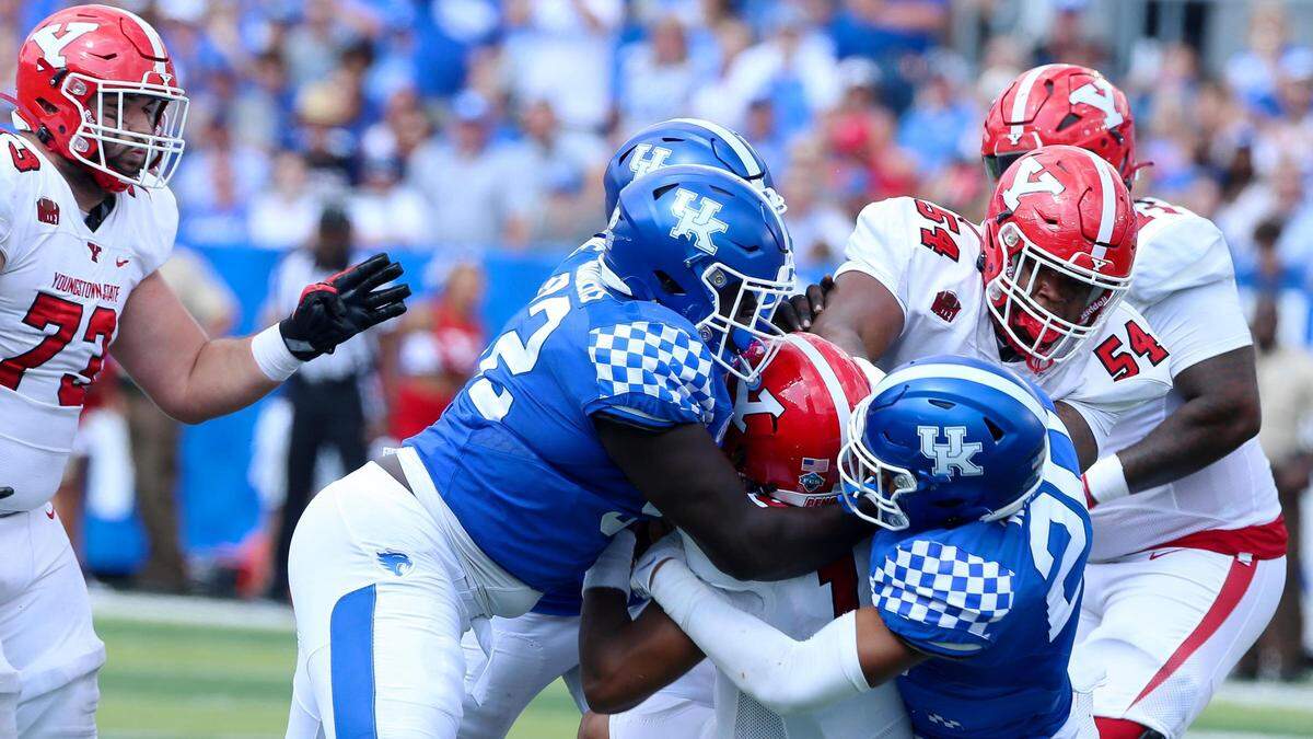 Kentucky’s Kahlil Saunders, left, and Keaten Wade, right, team up to sack Youngstown State quarterback Demeatric Crenshaw during Saturday’s game.