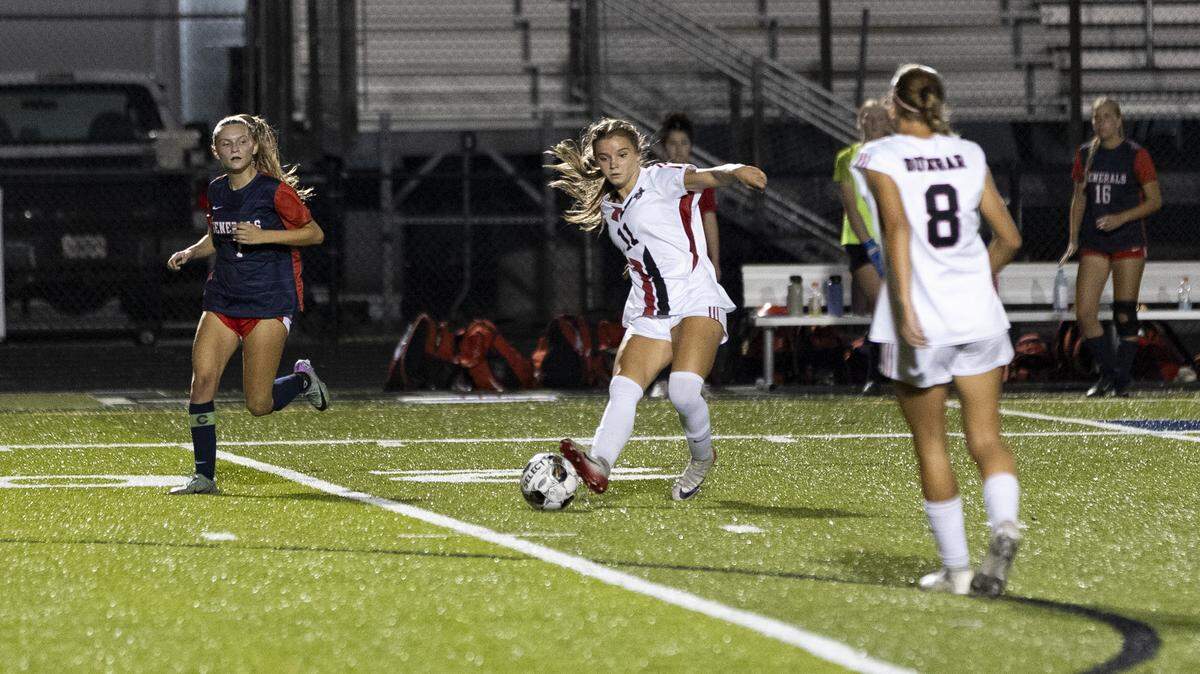 Paul Laurence Dunbar’s Layla Flynn delivers a pass during the first half of the Bulldogs’ game at Lafayette High School on Monday. On the basketball court, Flynn led Dunbar in scoring last season.