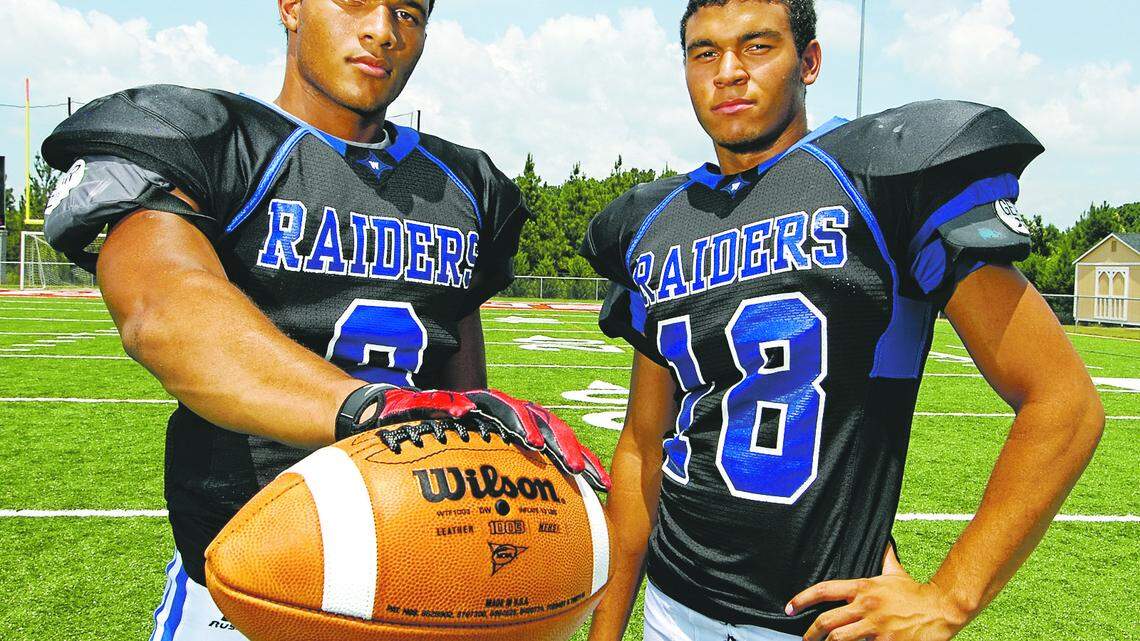 Daron Blaylock, left, and Zack Blaylock, twin sons of NBA All-Star Mookie Blaylock, committed to Kentucky in June.