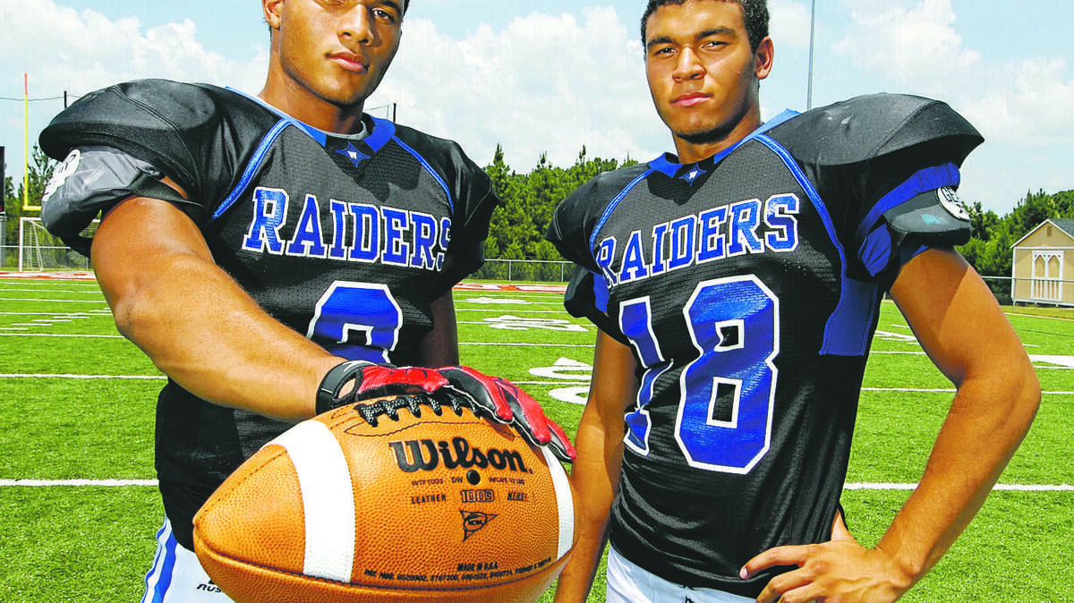 Daron Blaylock, left, and Zack Blaylock, twin sons of NBA All-Star Mookie Blaylock, committed to Kentucky in June.
