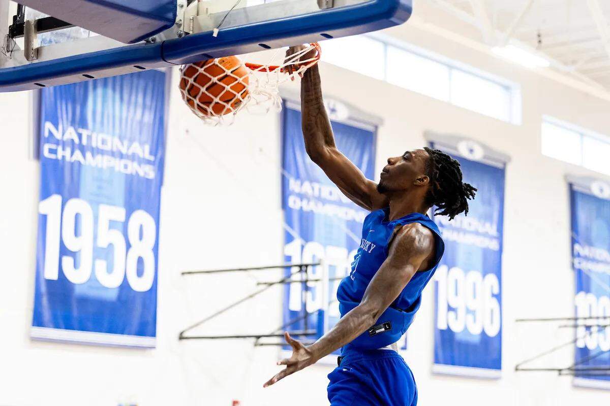 Kentucky freshman Aaron Bradshaw dunks the ball in the Wildcats’ practice on Monday.