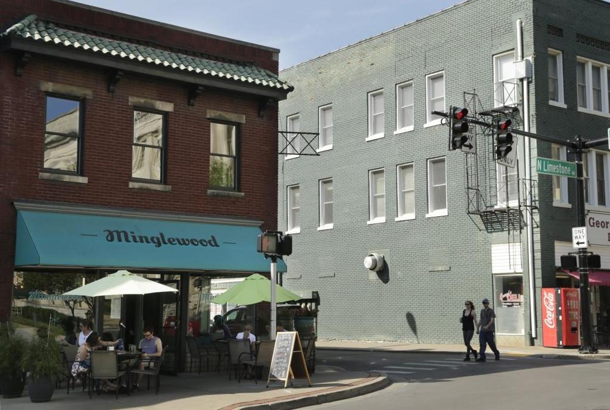 Late afternoon patrons enjoyed the sidewalk dinning at Minglewood Lexington, Ky, on April 26, 2017.