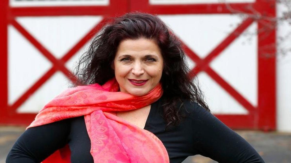 Marcela Duran is an international master of the tango, and her husband Luis Bravo loves horses. Their house was once part of Calumet Farm, and this barn is known as the Alydar Barn.