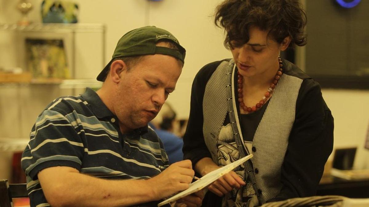 Jerielle Hanlon, a Lexington artist who started Kentucky Pop Art in 2012, helped student Eric Blythe paint at Employment Solutions, Inc. in Lexington.