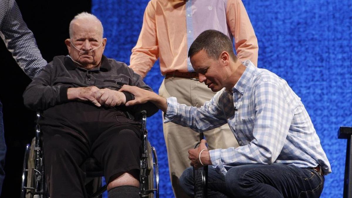 Southland Christian Church lead pastor Jon Weece prays with Pastor Wayne Smith at the church in Nicholasville, Ky., Sunday, April 17, 2016. Weece stepped down Jan. 4 as the top leader at one of Central Kentucky’s largest churches.