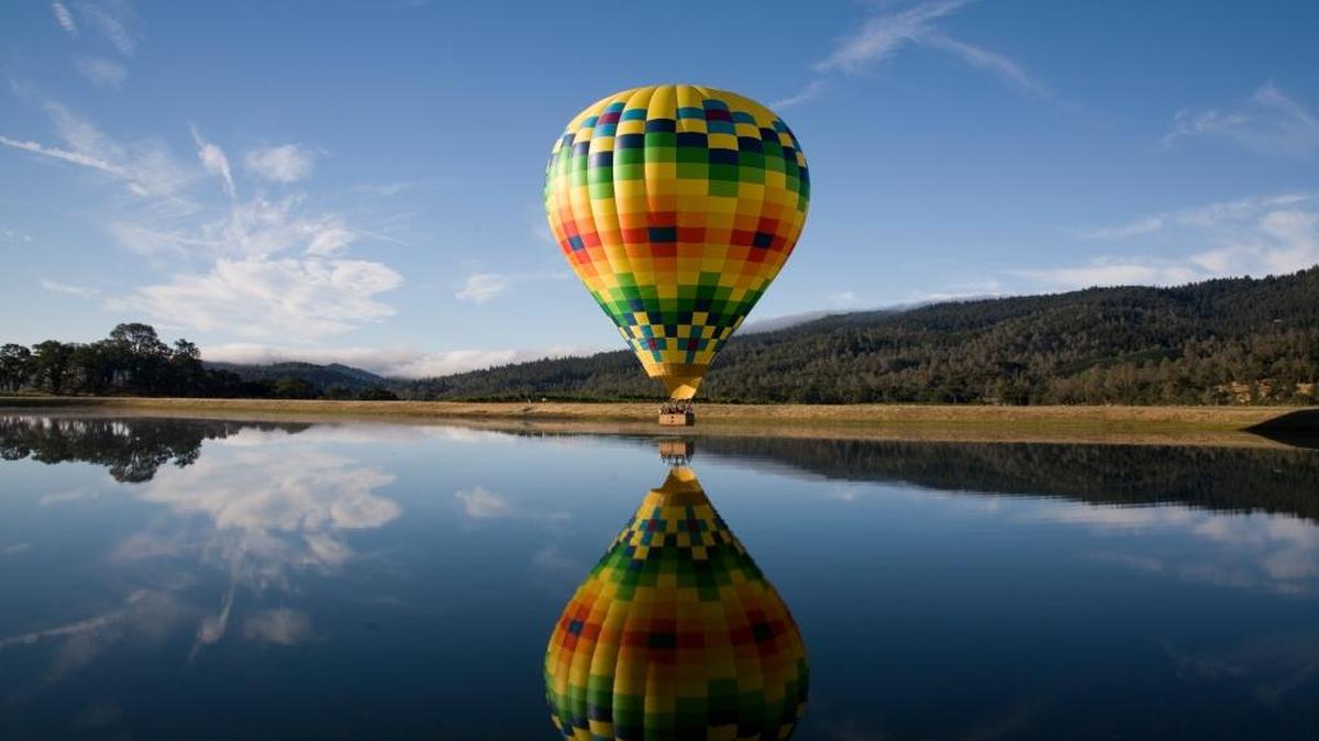Napa Valley Aloft provides visitors with a thrilling hot air balloon ride over the Mayacamas Mountain Range and vineyards.