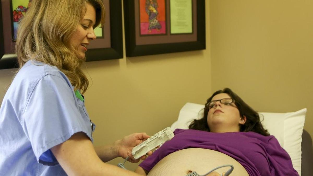 JoAnne Burris, a certified nurse midwife, checked the heartbeat of Victoria Porter’s baby at the University of Kentucky Midwife Clinic in Lexington.