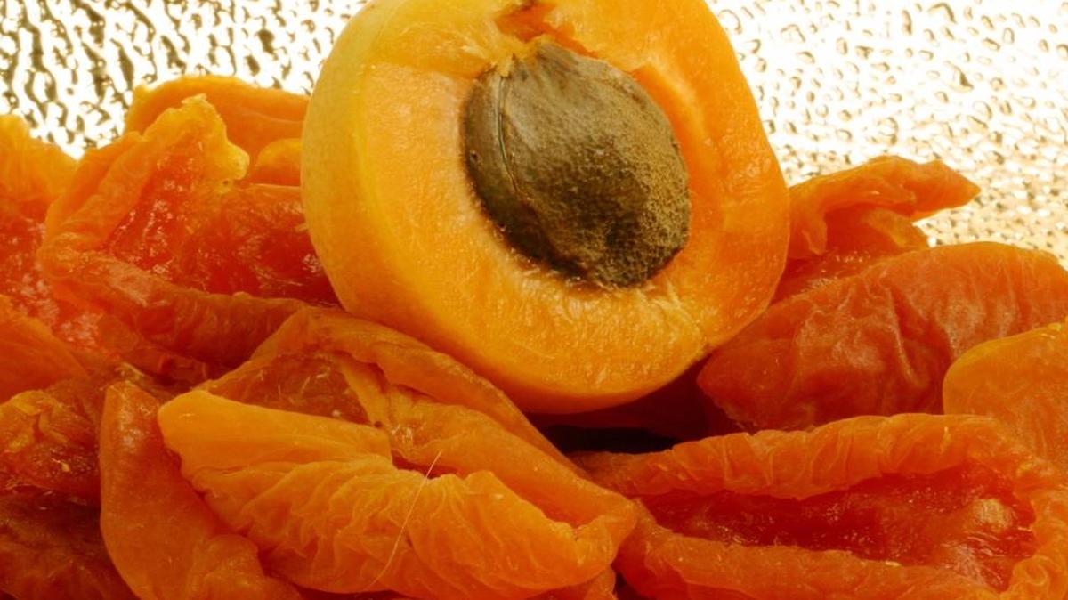 Six pieces of dried apricots have 100 calories and a lot of fiber, according to the U.S. Agriculture Department, making it a good, healthy afternoon snack.
