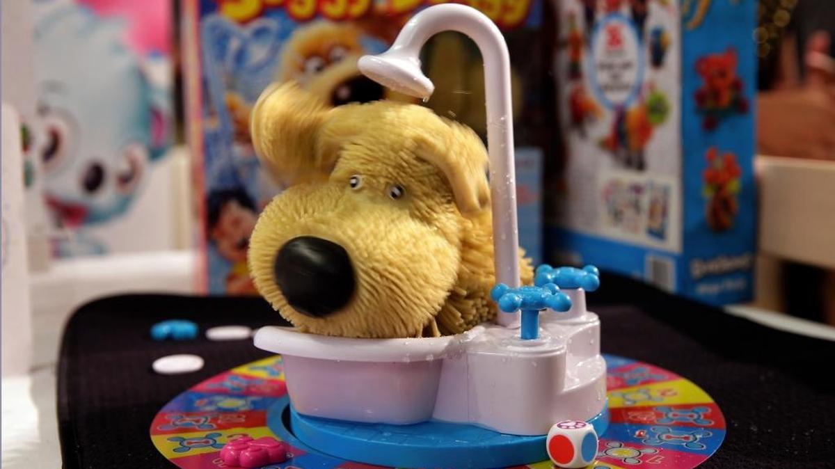 Soggy Doggy game from Ideal features a plastic dog in a bathtub that shakes water on players.