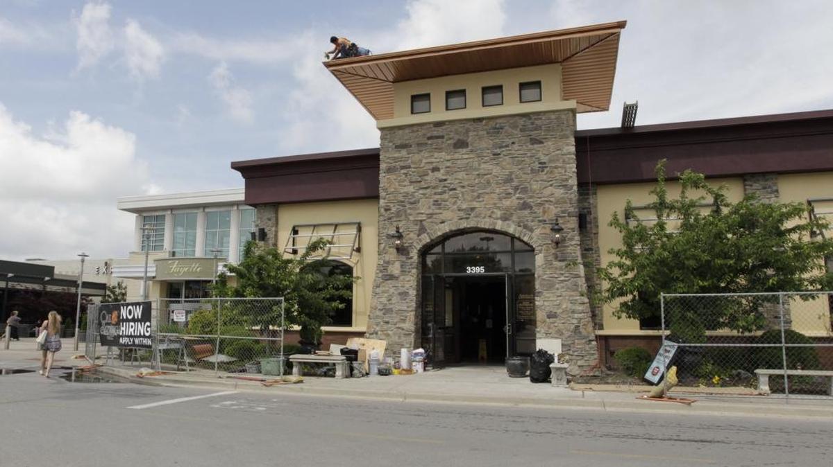 Workers were on the roof Wednesday of the former Abuelo’s restaurant, soon to reopen as Oak Springs Grill.