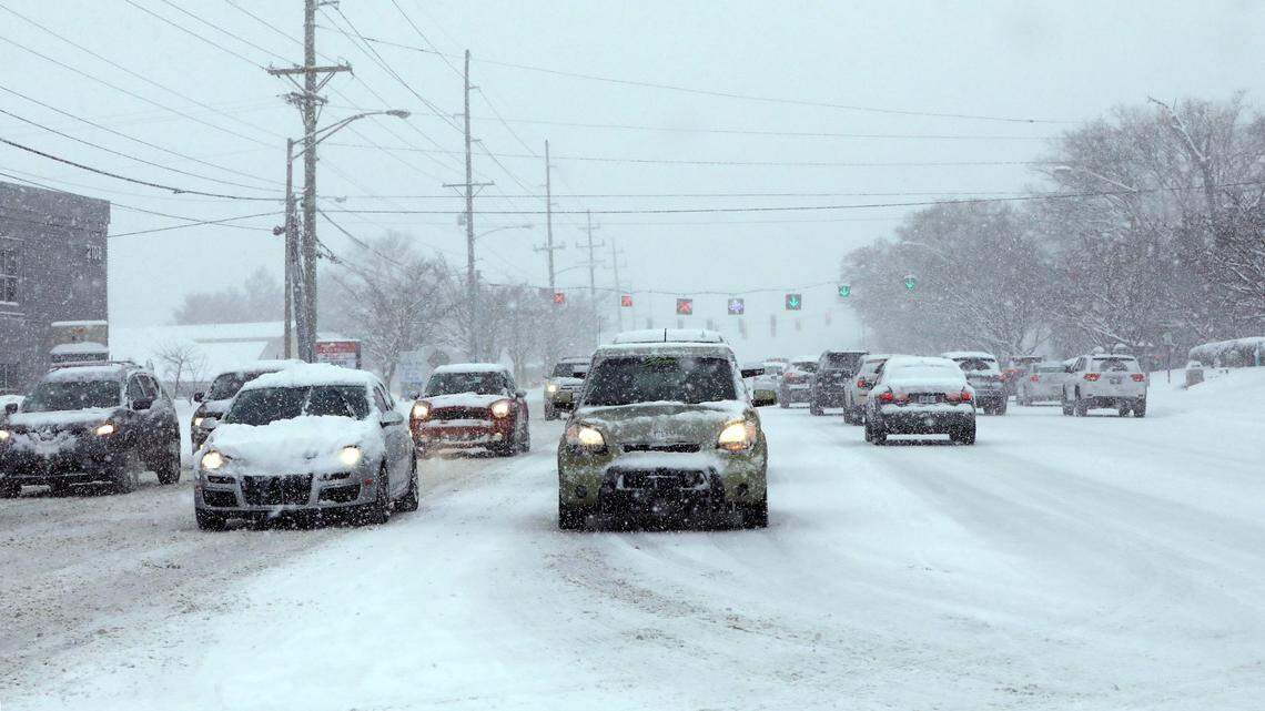 Traffic backs up on Nicholasville Road at Southland Drive in Lexington Jan. 6, 2022. With snow forecast for Monday, here’s how you can check road conditions.