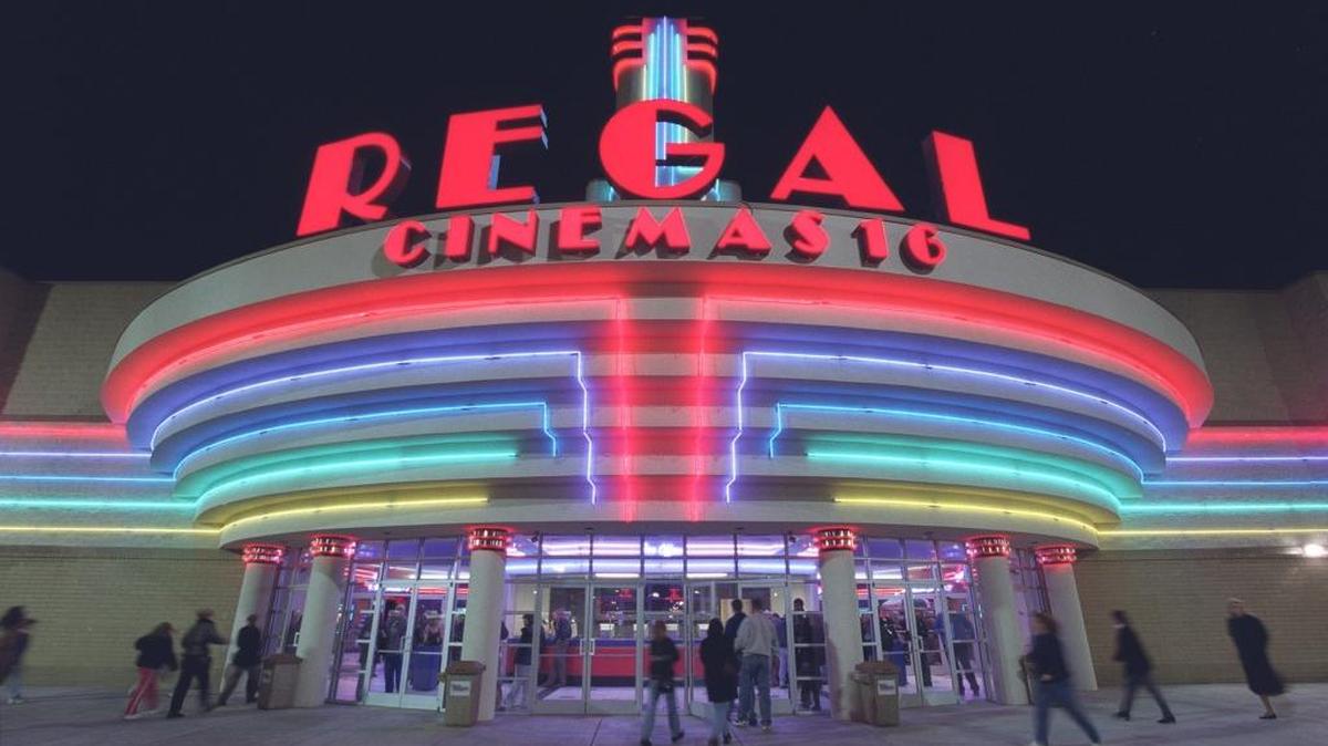 People attended a VIP screening night at Regal Cinemas 16 at Hamburg Pavilion in 1999. The theater opened Lexington’s first IMAX screen Friday.