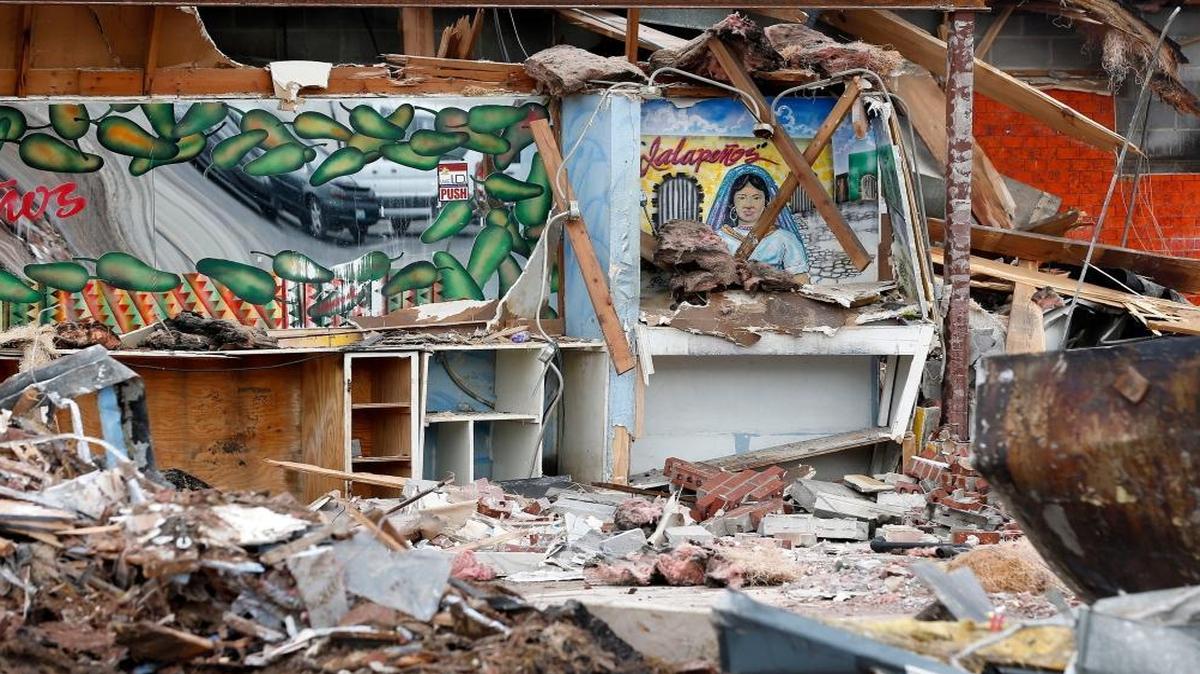 Employees with Superior Demolition demolished the Jalapeños Mexican restaurant, 295 West New Circle Road. Jalapeño’s still has restaurants open on Mapleleaf Drive and Virginia Avenue.