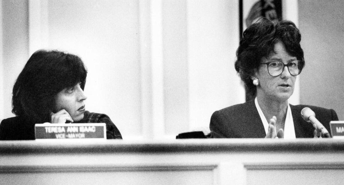Mayor Pam Miller, right, and Vice Mayor Teresa Isaac during a Nov. 30, 1993, Lexington-Fayette Urban County Council work session. Miller served as Lexington’s first female mayor from 1993 until 2003. Isaac later became the city’s second female mayor.