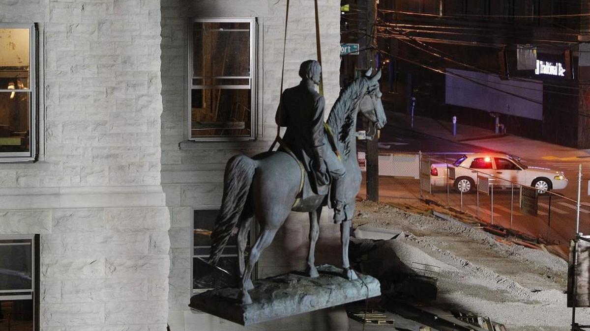The statues of John Hunt Morgan as it is removed from the lawn of the former Fayette County Courthouse on Oct. 17, 2017.