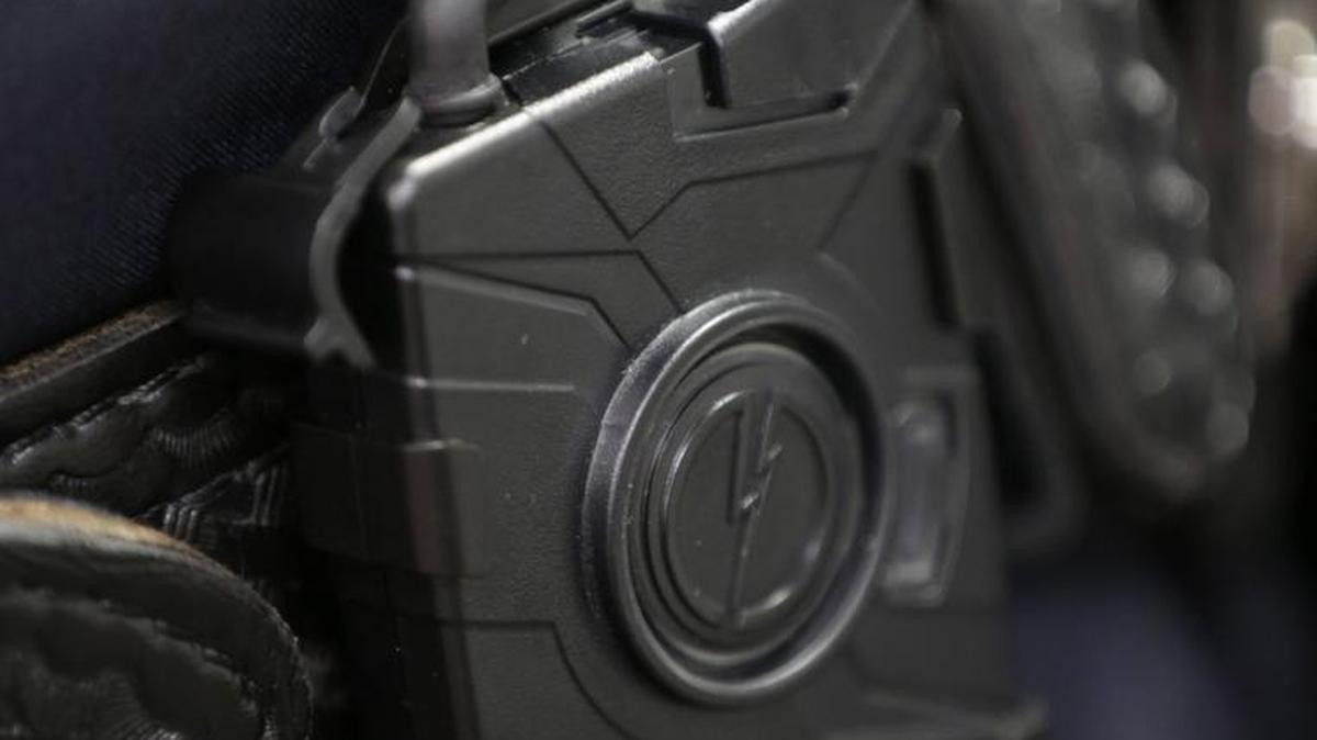 Lexington police Cmdr. Eric Lowe showed how the body camera battery will be worn in a demonstration Thursday.