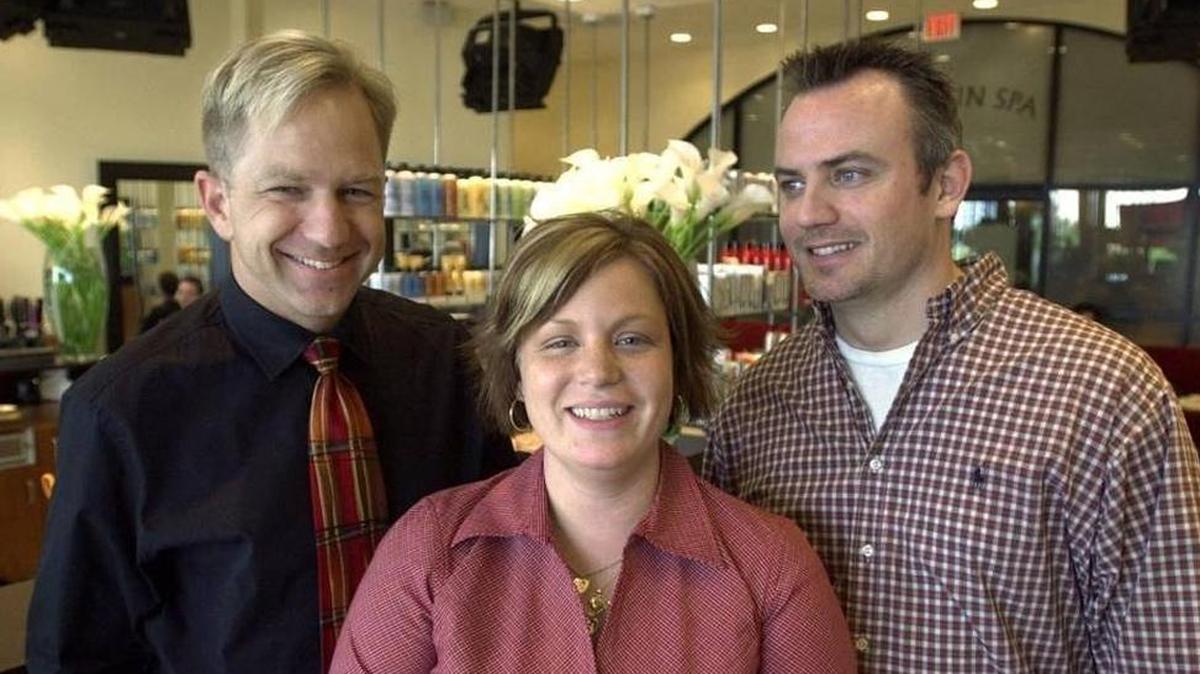 In this 2003 photo, Brooke Cochran (then her last name was Verity) was flanked by gay couple Michael Meehan, left, and Thomas Dysarz in a Lexington hair salon where they met. She gave birth to their quadruplets in 2002 and was pregnant with Dysarz’s child when the photo was taken. Cochran died in 2016.