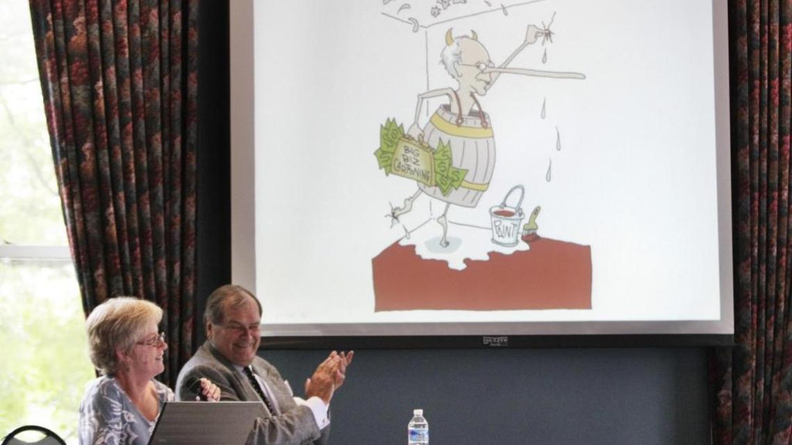 New Yorker cartoonist William Hamilton, right, applauded as fellow cartoonist Signe Wilkinson unveiled her drawing of Herald-Leader cartoonist Joel Pett. They were in Lexington for a panel discussion and cartooning demonstration at the Carnegie Center in conjunction with an exhibit of Pett’s work. Hamilton, 76, died Friday in a traffic accident on Old Richmond Road.