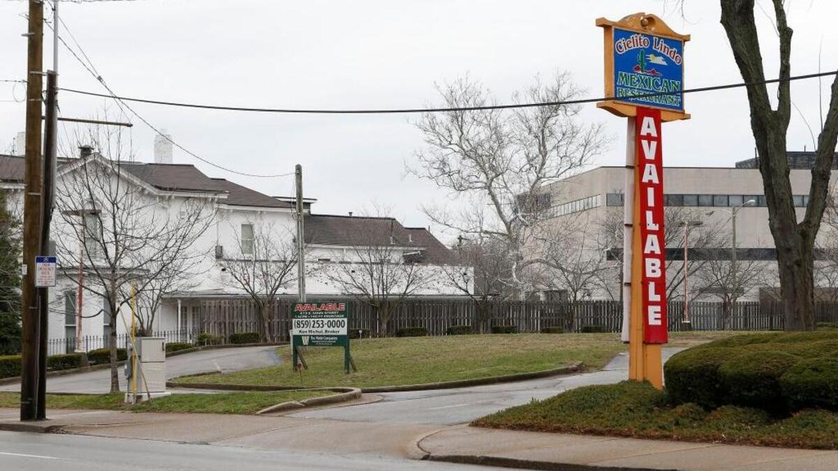 The vacant lot at 473 East Main Street is the site proposed for a new Starbucks.