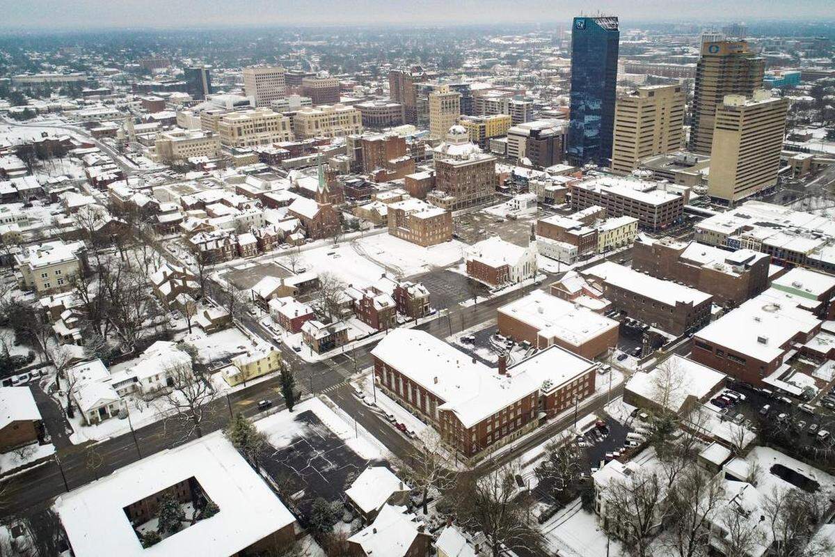 Lexington’s first snowfall of 2019 blankets downtown in 1-2 inches of snow.