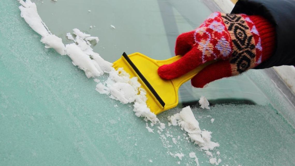 Does Illinois law require drivers to scrape ice and snow off car before hitting the road?