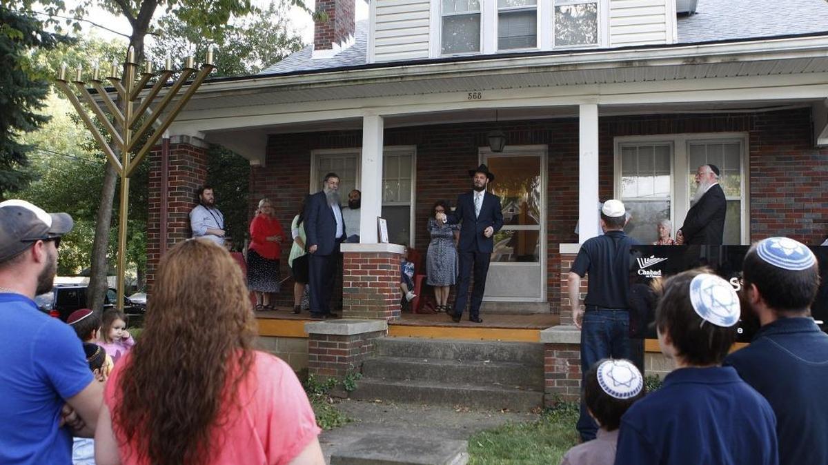 Rabbi Shlomo Litvin, the center’s co-director, speaks at the ribbon cutting and grand opening of the Chabad Jewish Student Center at 568 Columbia Ave., in Lexington, Ky., Monday evening, September 5, 2016.