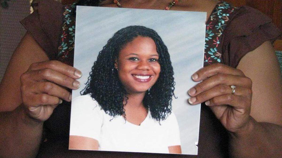 Roslyn Martin of Richmond held a photo of her daughter, Sonsaray "Sonsi" Warford.