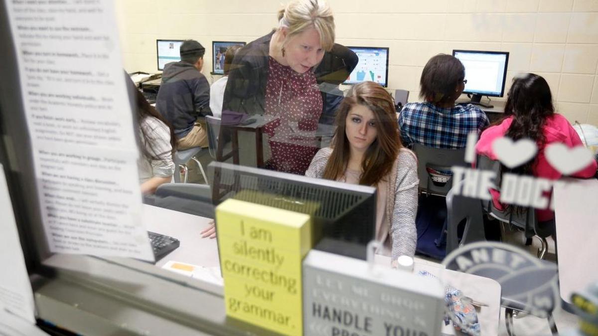 Teacher Wendy Turner, left, worked with radio editor Brooke Bledsoe in the lab in Turner’s multimedia journalism class at Paul Laurence Dunbar High School. Turner’s students recently won a national award for a 2014-15 podcast series about students who died in traffic accidents. This year, students are creating a podcast series about mental health.