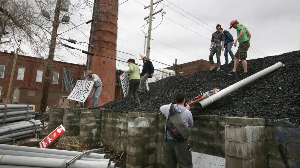In 2011, the UK Greenthumb student group built a mock wind turbine on UK’s pile of coal on South Upper Street near its facilities building. UK President Eli Capilouto credited Greenthumb and other student groups when pledging to reduce carbon emissions by 25 percent by 2025.
