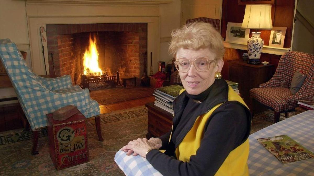 Bettye Lee Mastin in her 1795 Lexington home in January 2001, shortly after she retired after more than 50 years as the Herald-Leader’s home writer.