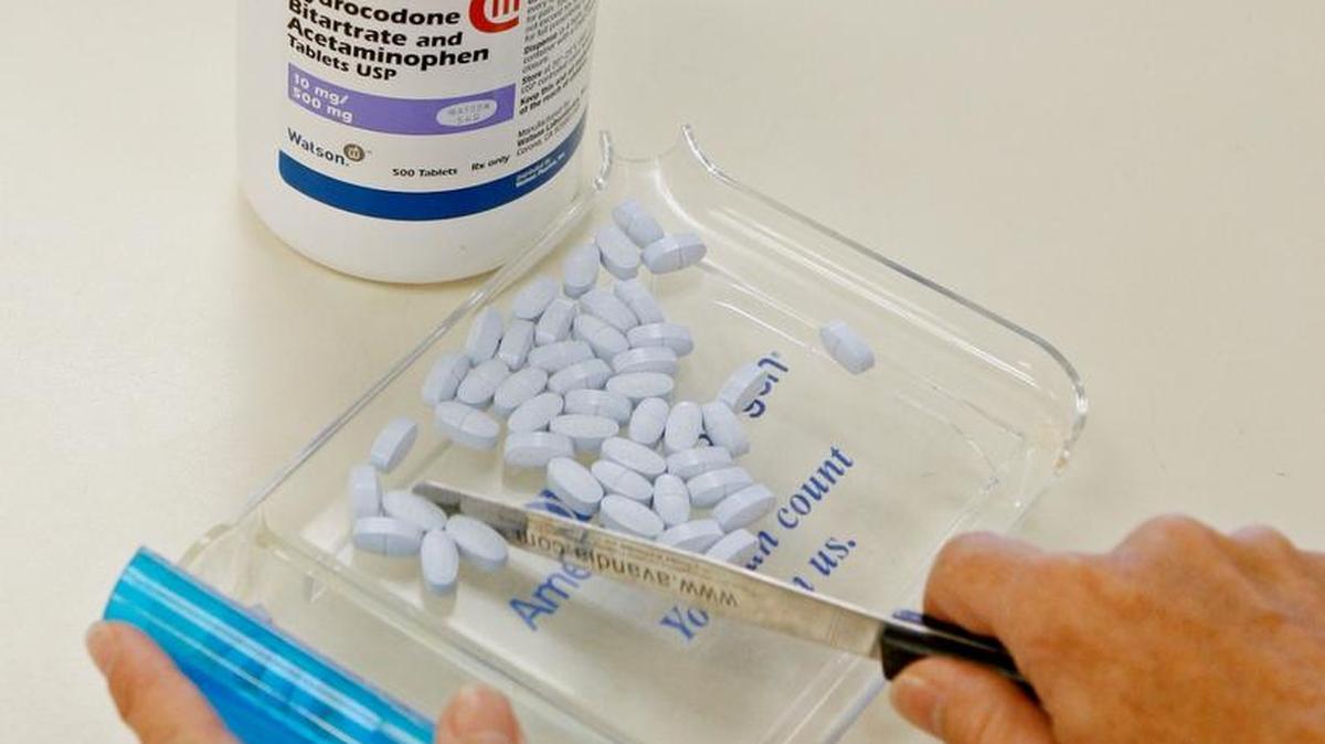 A pharmacy technician displayed hydrocodone and acetaminophen Vicodin at the Oklahoma Hospital Discount Pharmacy in Edmond, Okla.