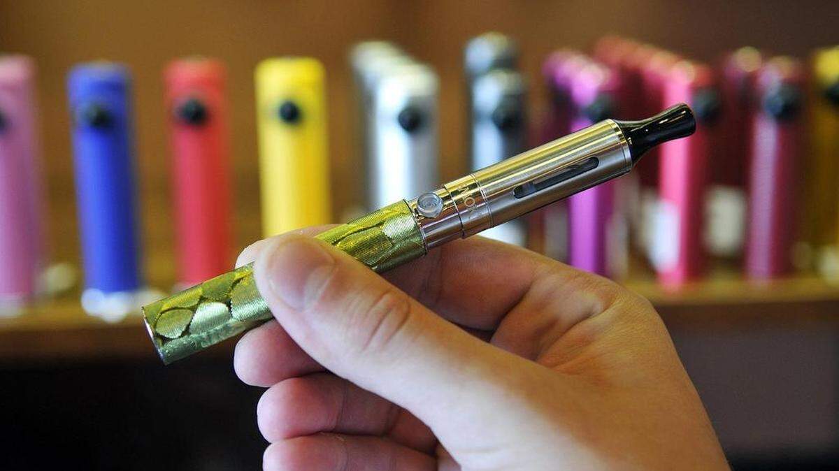 The electronic cigarette consists of a battery on the bottom and a bottom-coiled tank on top.