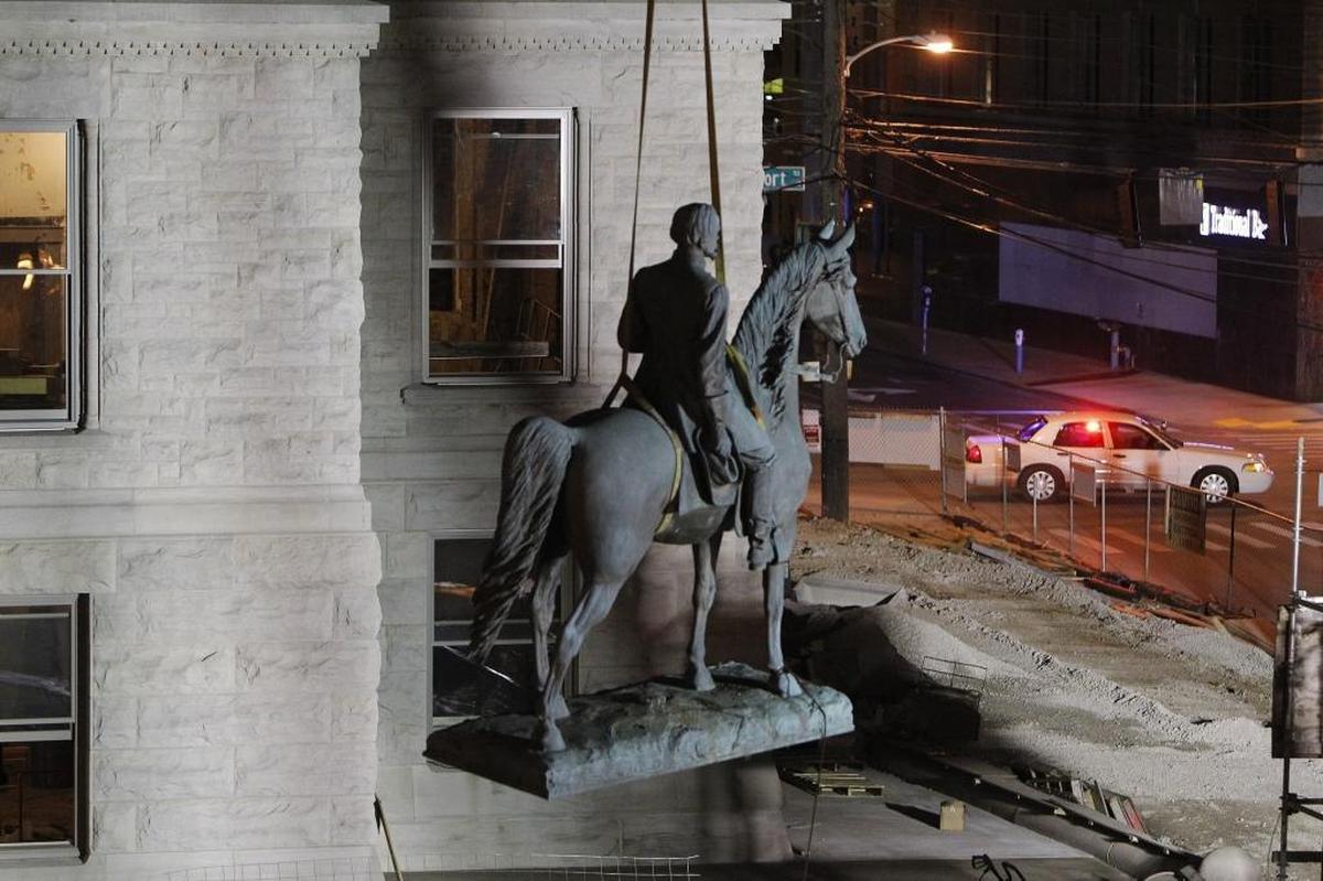 Crews remove the statue of Confederate Gen. John Hunt Morgan from the old Fayette Co. Courthouse in Lexington, Ky., Tuesday, October 17, 2017.