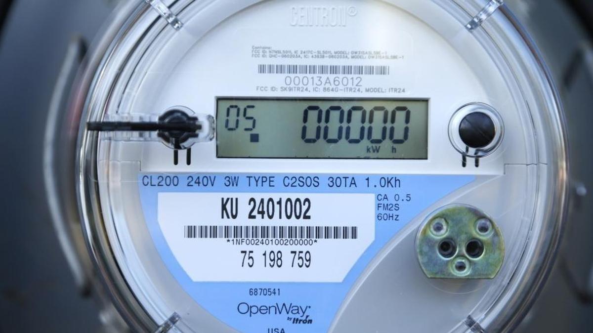 A Kentucky Utilities smart meter was installed on a house in Mount Sterling. The meter has a digital display and gives customers detailed information about electricity usage through a website.