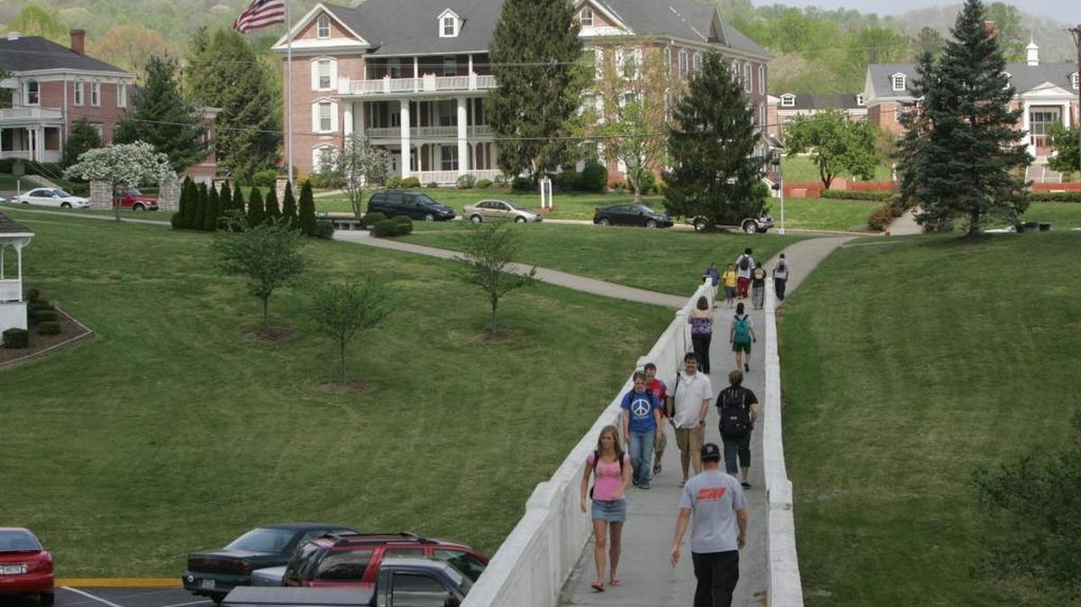 Students walked on the University of the Cumberlands campus in Williamsburg in April 2006.