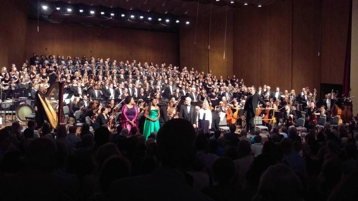 The Lexington Philharmonic takes a bow at end of 2015 season opener.