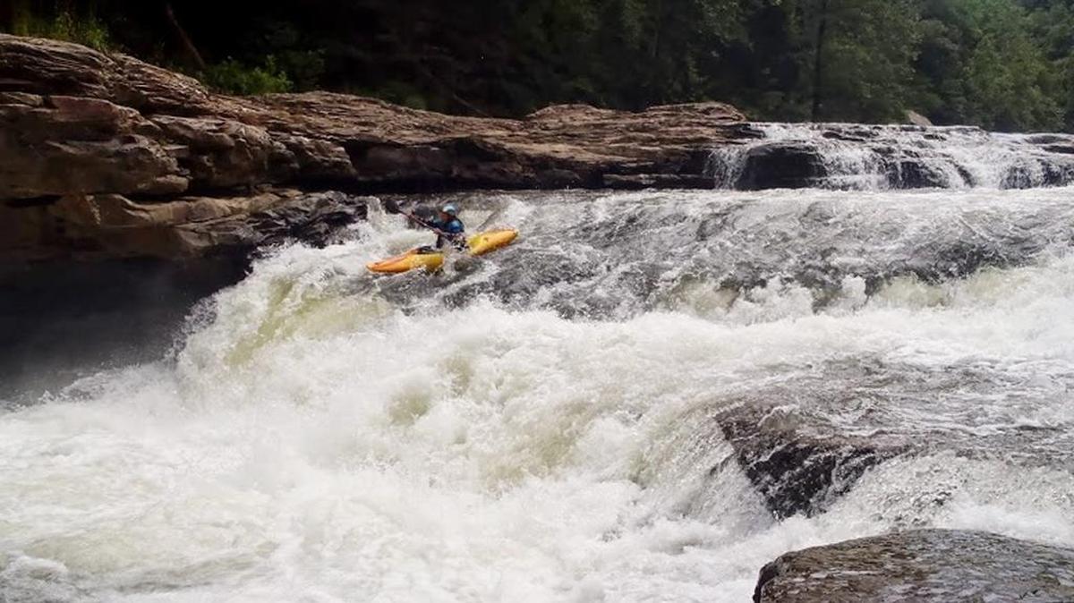 Brent Austin runs El Horrendo on the Russell Fork of the Big Sandy.