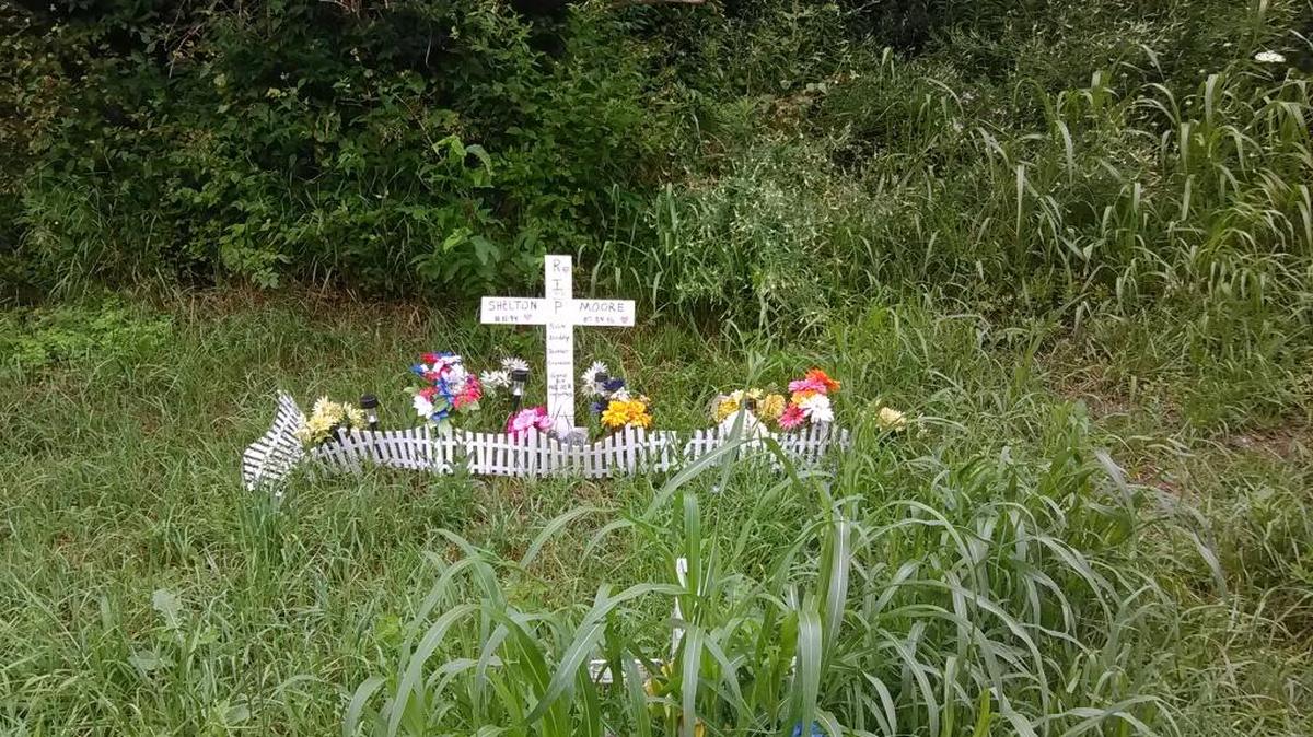 Roadside memorial cross on Russell Cave Road in Bourbon County