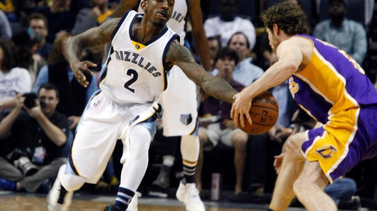 The Memphis Grizzlies’ Russ Smith (2) tried to get control of the ball from the Los Angeles Lakers’ Marcelo Huertas during the second half of Sunday, Dec. 27, 2015, in Memphis. Memphis won 112-96.
