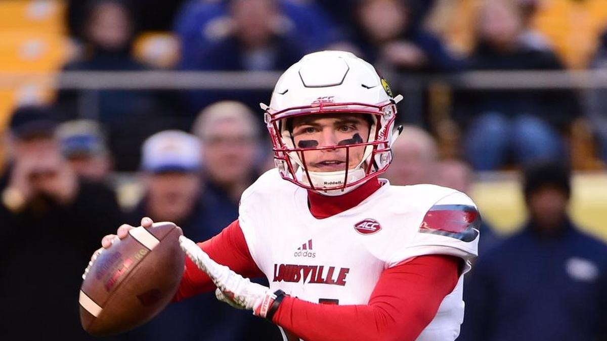 Louisville quarterback Kyle Bolin (14) throws a pass during a NCAA football game against Pittsburgh, Saturday, Nov. 21, 2015 in Pittsburgh.