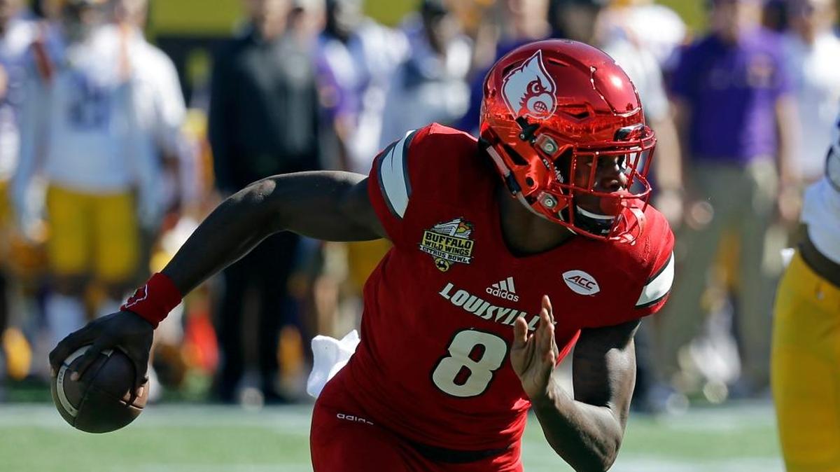 Louisville quarterback Lamar Jackson scrambles against LSU during the first half of the Citrus Bowl NCAA football game, Saturday, Dec. 31, 2016, in Orlando, Fla.