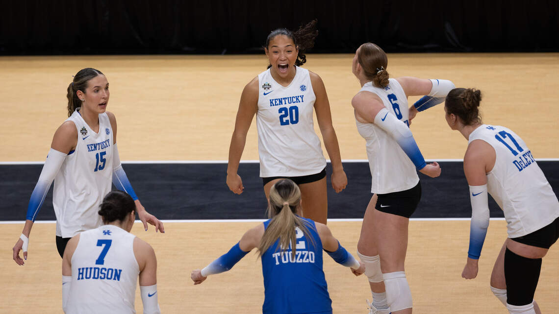 ‘Be consumed with Kentucky.’ No. 3 UK volleyball prepares for Wrigley Field match