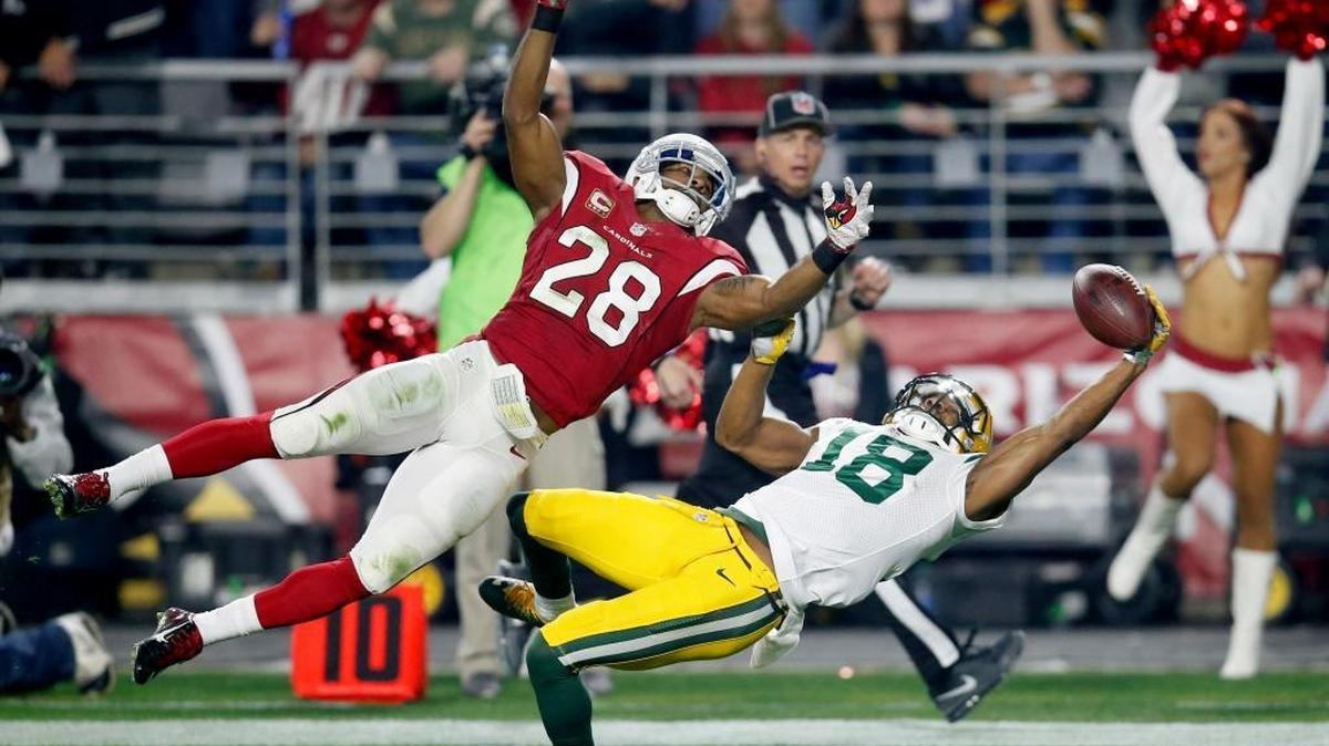 Green Bay Packers wide receiver Randall Cobb (18) made a one-handed catch but had it called back on a penalty as Arizona Cardinals cornerback Justin Bethel (28) defended during the first half Saturday. Cobb left the game injured after the catch.