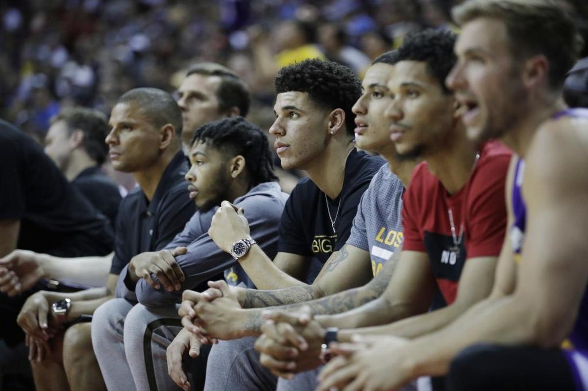 The Los Angeles Lakers’ Lonzo Ball, center, watched his team play against the Sacramento Kings on Monday night. Ball sat out the game with a groin injury.