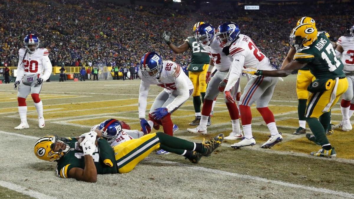 Green Bay Packers wide receiver Randall Cobb (18) makes a touchdown reception during the first half of an NFC wild-card NFL football game against the New York Giants, Sunday, Jan. 8, 2017, in Green Bay, Wis.