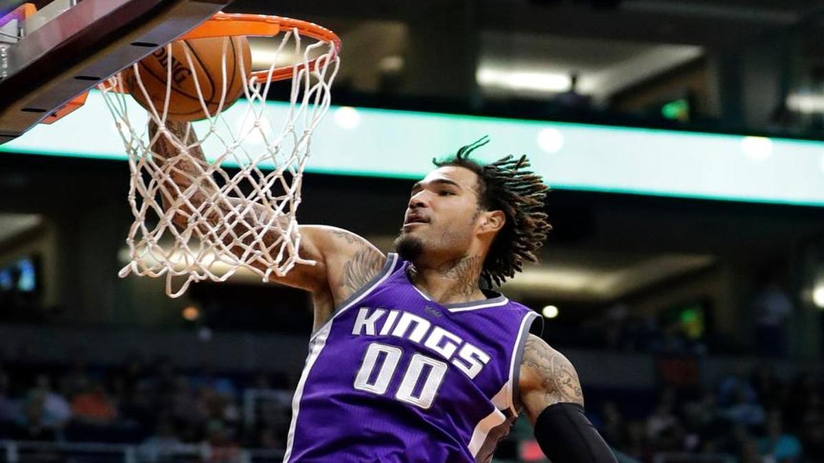 Sacramento Kings center Willie Cauley-Stein (00) dunks against the Phoenix Suns during the first half of an NBA basketball game, Wednesday, March 15, 2017, in Phoenix.