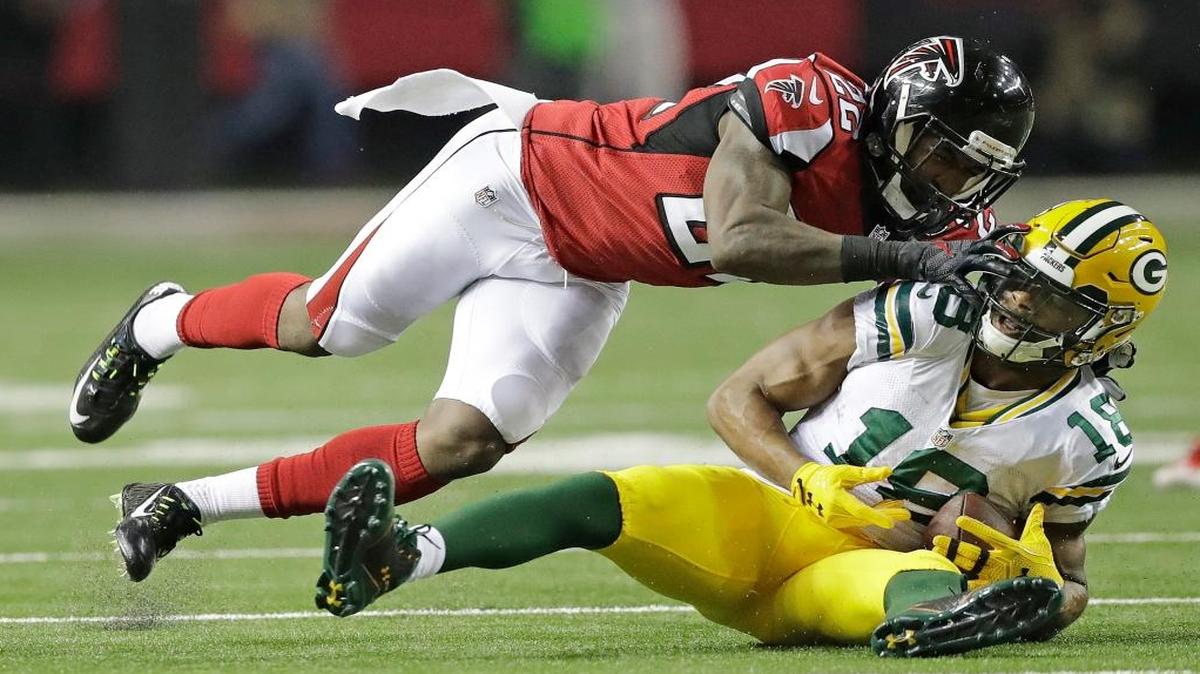 The Green Bay Packers’ Randall Cobb caught a pass in front of the Atlanta Falcons’ Keanu Neal during the first half of the NFC Championship game on Sunday.