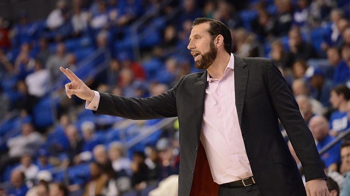 Former UK forward Scott Padgett signed a five-year contract extension with Samford University on Monday, keeping the Louisville native under contract as the Bulldogs’ head coach through the 2021-2022 season.